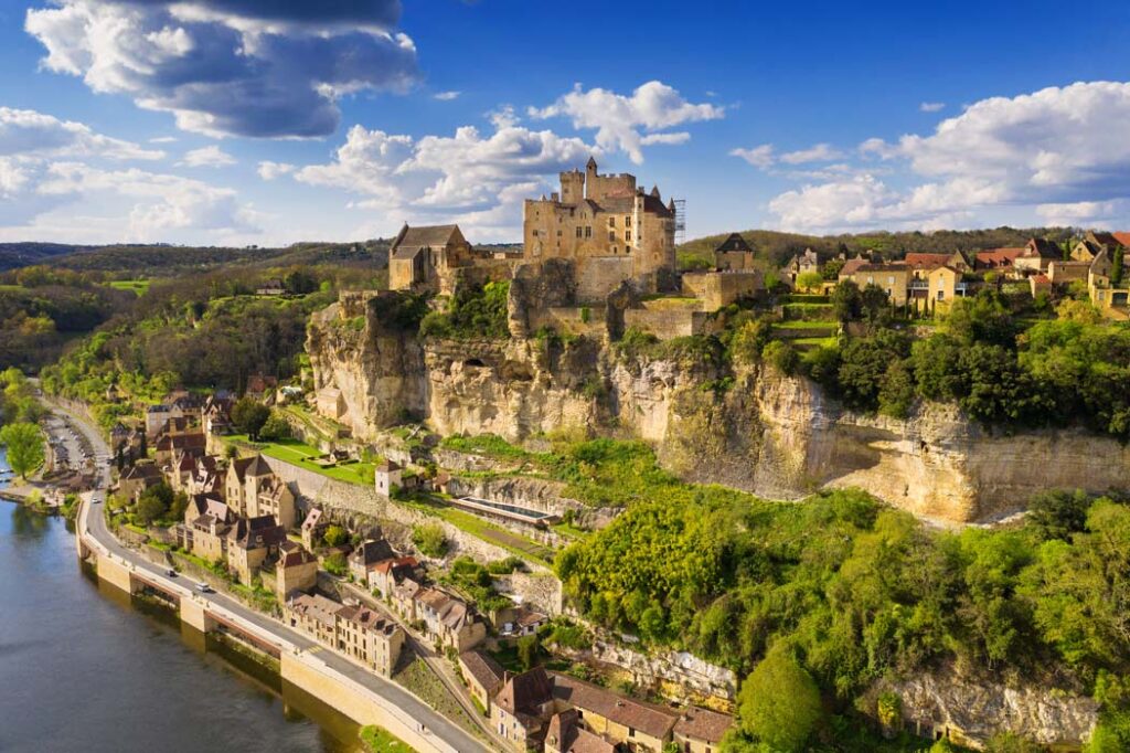 beynac village chateau riviere dordogne 