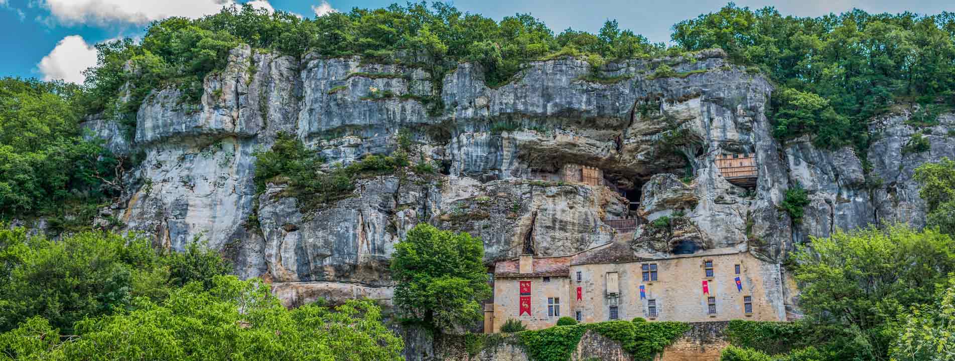 maison forte reignac monument historique dans la falaise dordogne