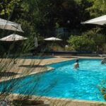 ombrelles piscine en famille camping les pialades