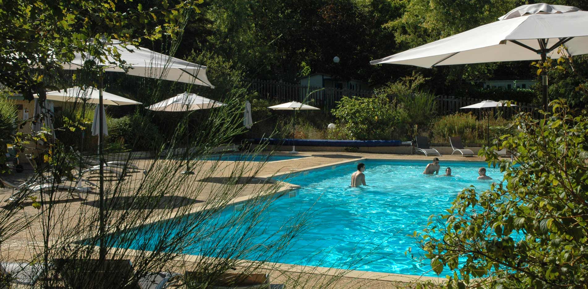 ombrelles piscine en famille camping les pialades