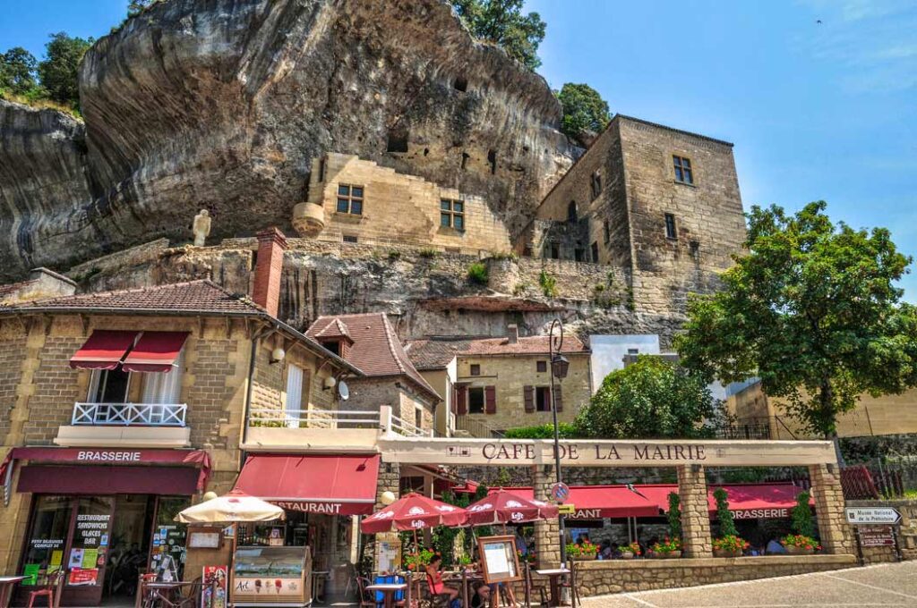 village prehistorique les eyzies architecture troglodytique