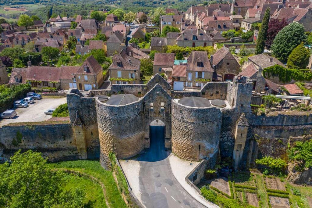 vue aerienne village bastide de domme 